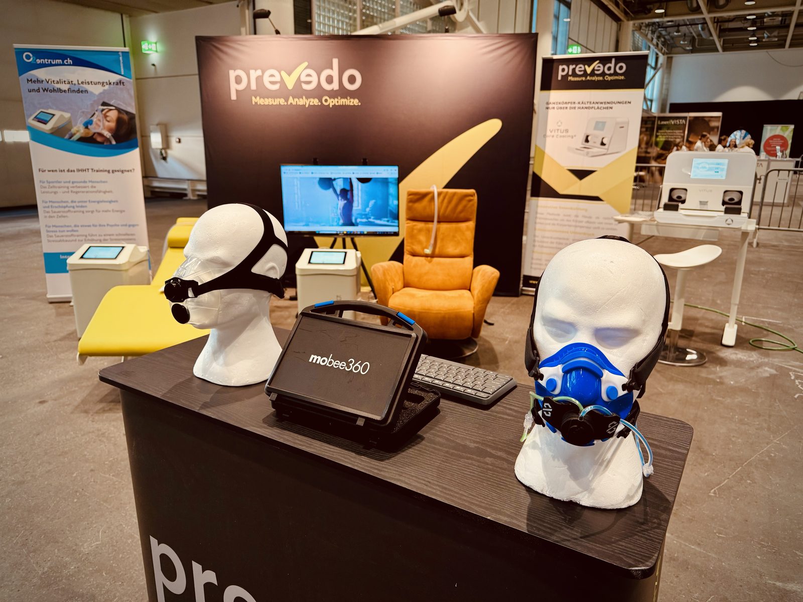 IHHT-Messestand von IHHT-Basel an der HealthExpo Basel 2026 mit hypoxbreath Geräten, Atemmasken und Prevedo Wand
