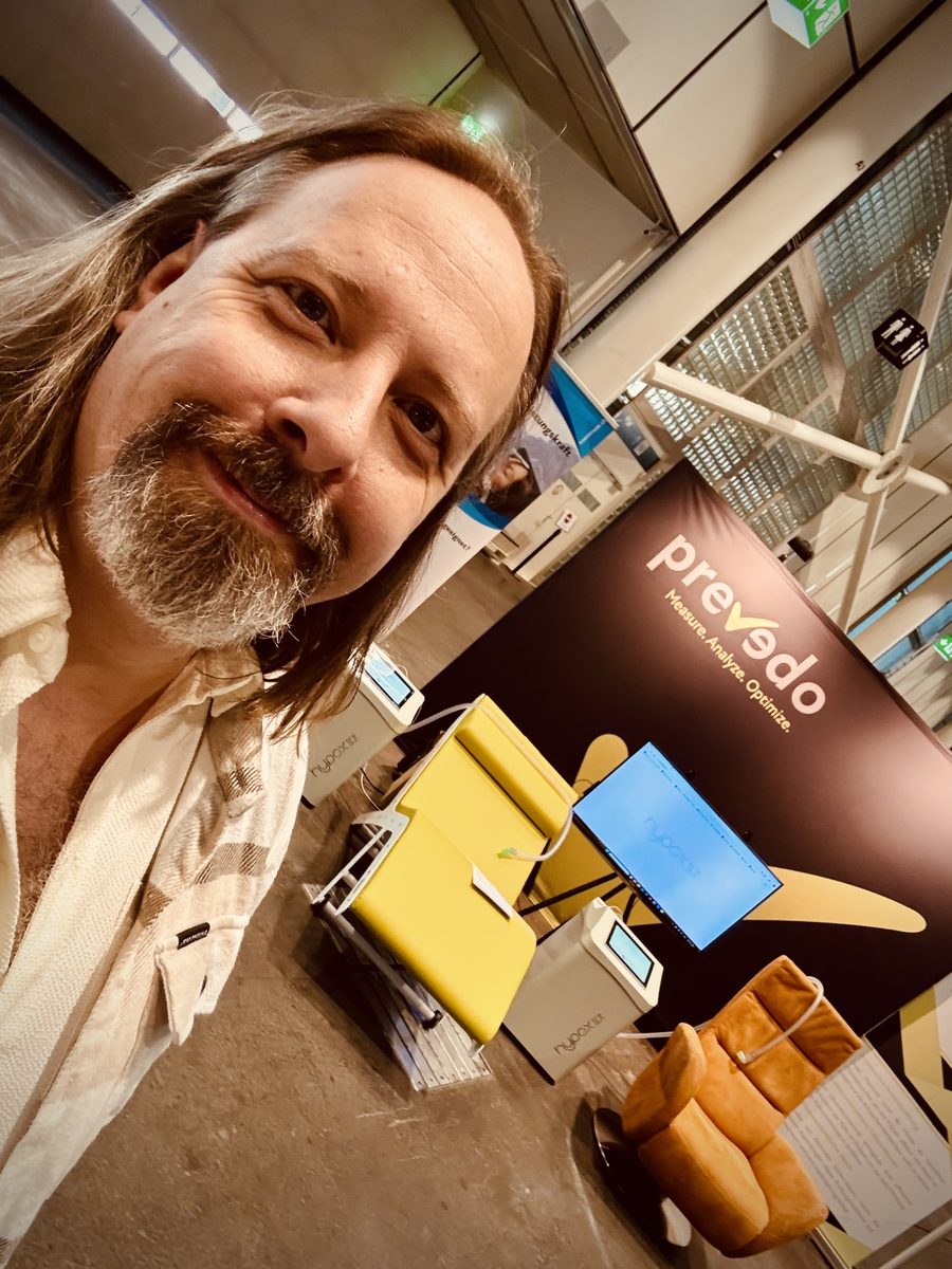 Thomas Philipp von IHHT-Basel an seinem Stand an der HealthExpo Basel 2026